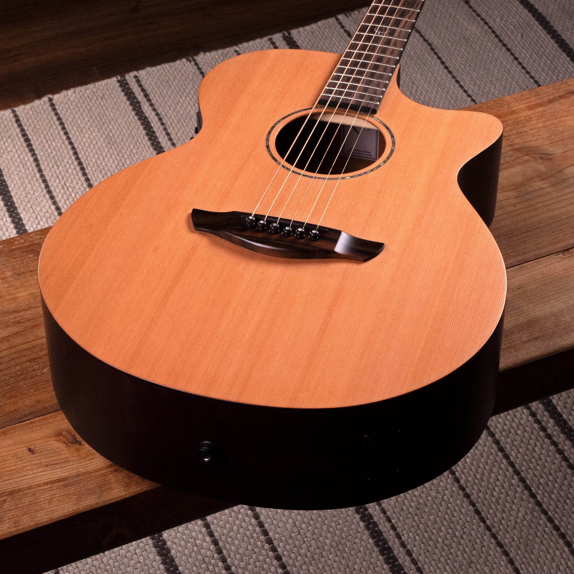 【Faith】FKV VENUS Faith Naked Venus Cutaway Electro Cedar/Mahogany FKVCD
