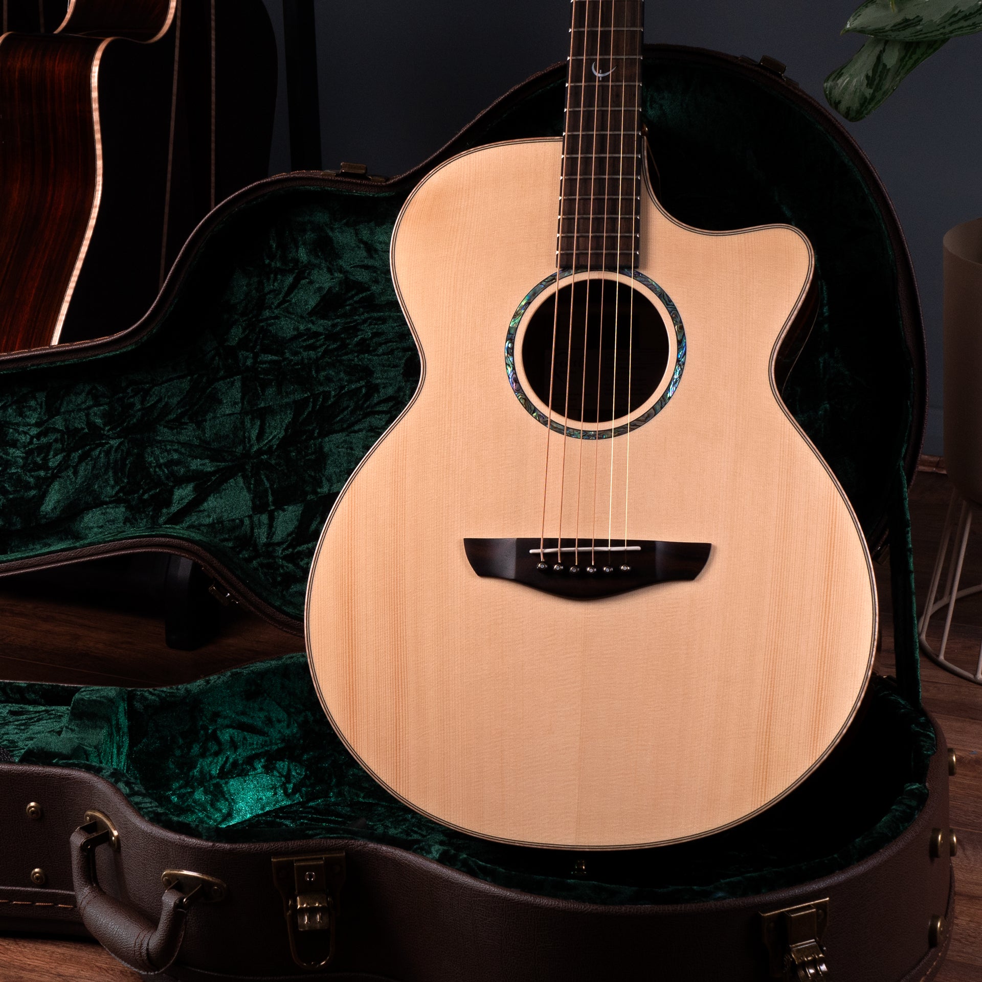 Faith HiGloss Venus Cutaway Electro FVHG3 – Faith Guitars