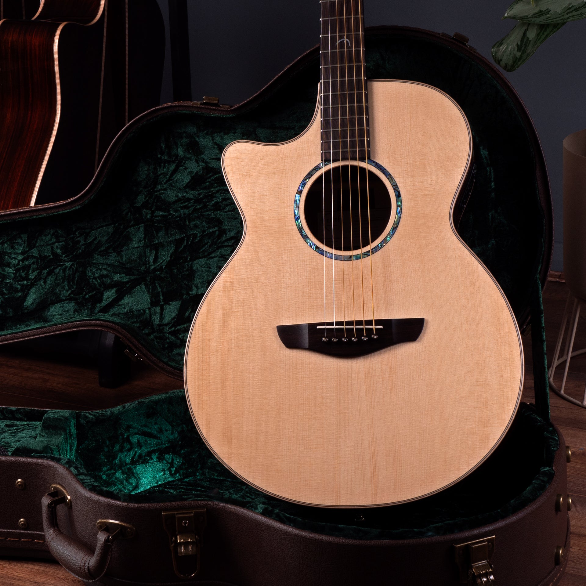 Faith HiGloss Venus Cutaway Electro Left Handed FVHGL3