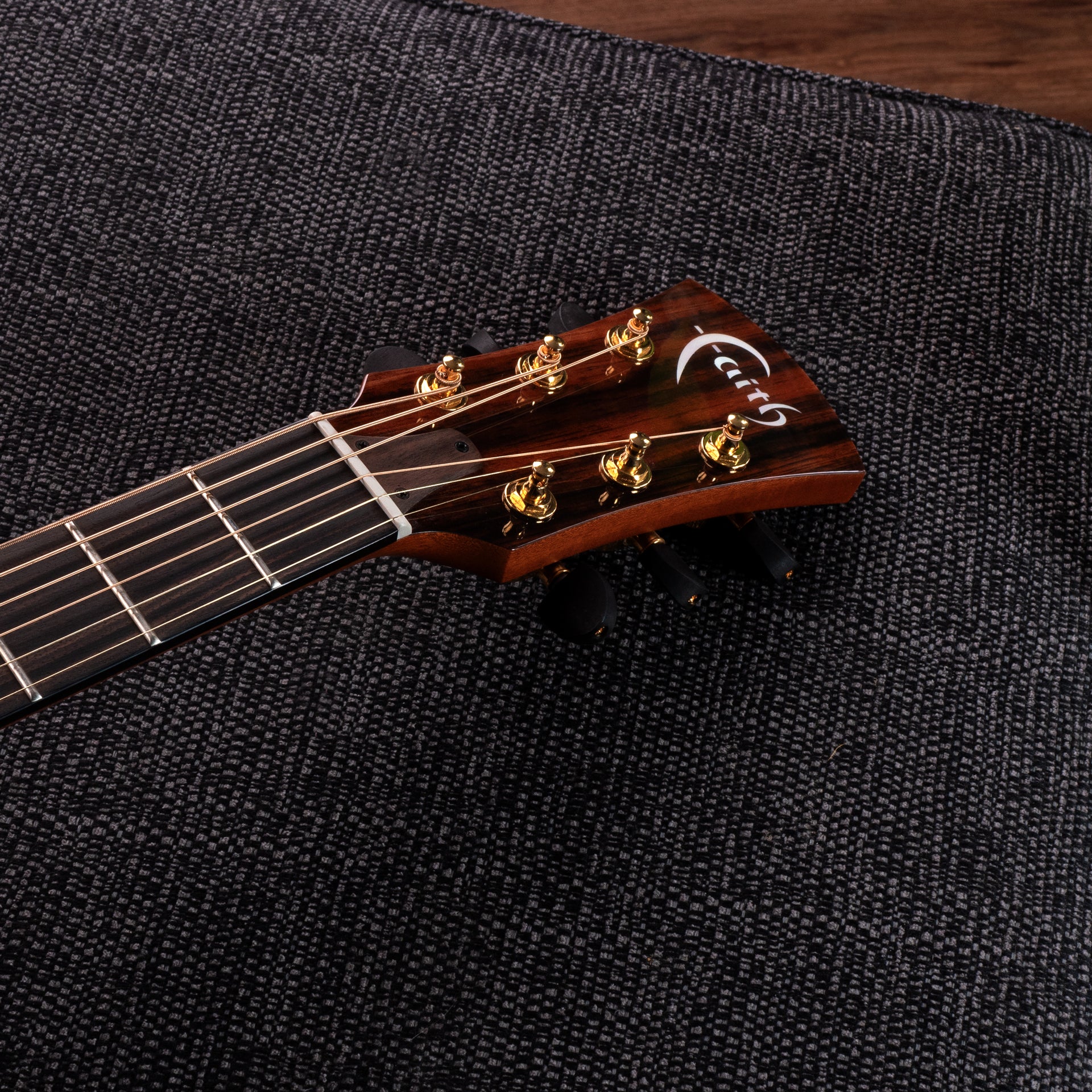 Faith HiGloss Venus Cutaway Electro FVHG3 | Handmade Acoustic